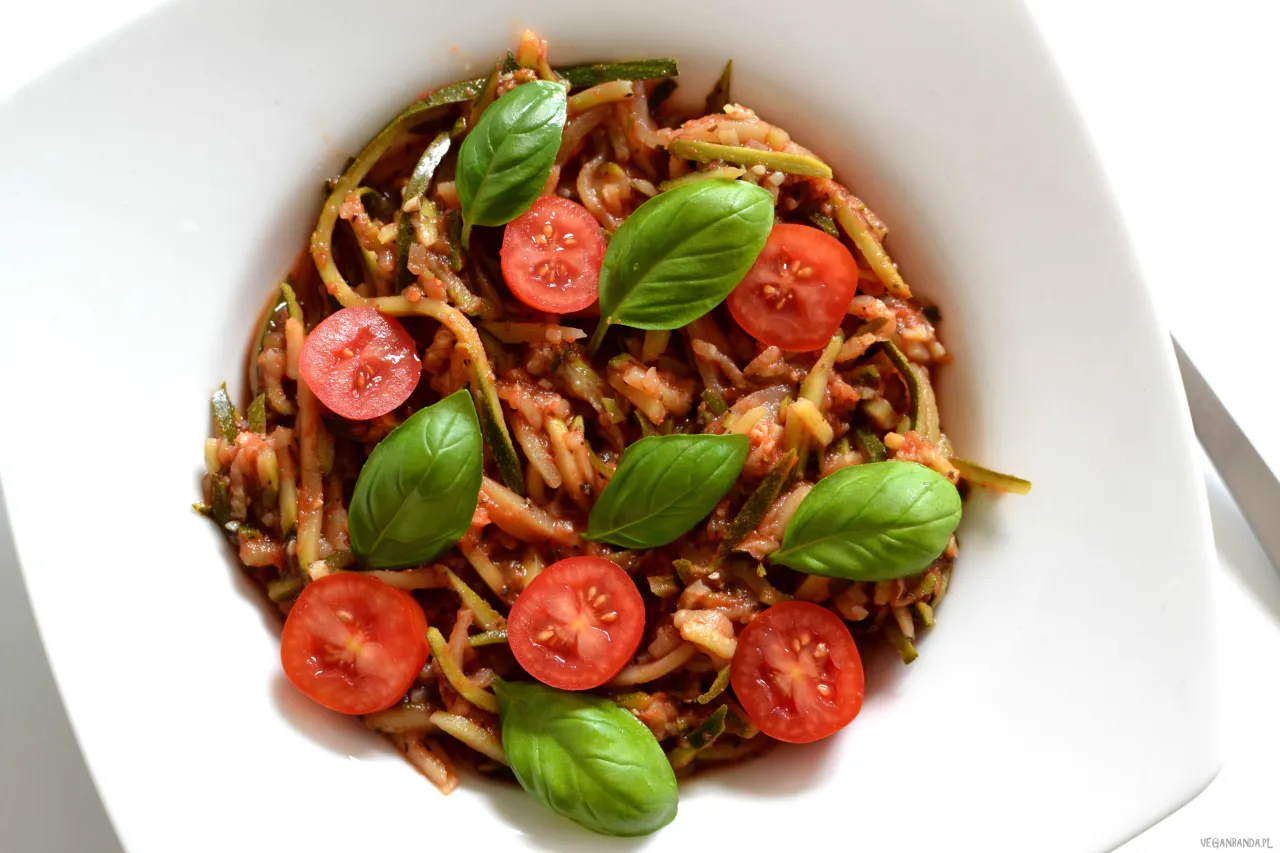 spaghetti z cukinii z sosem pomidorowym i bazylią