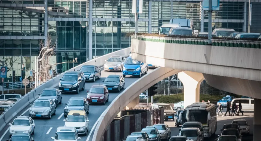 r&oacute;żne style jazdy samochodem miasto autostrada