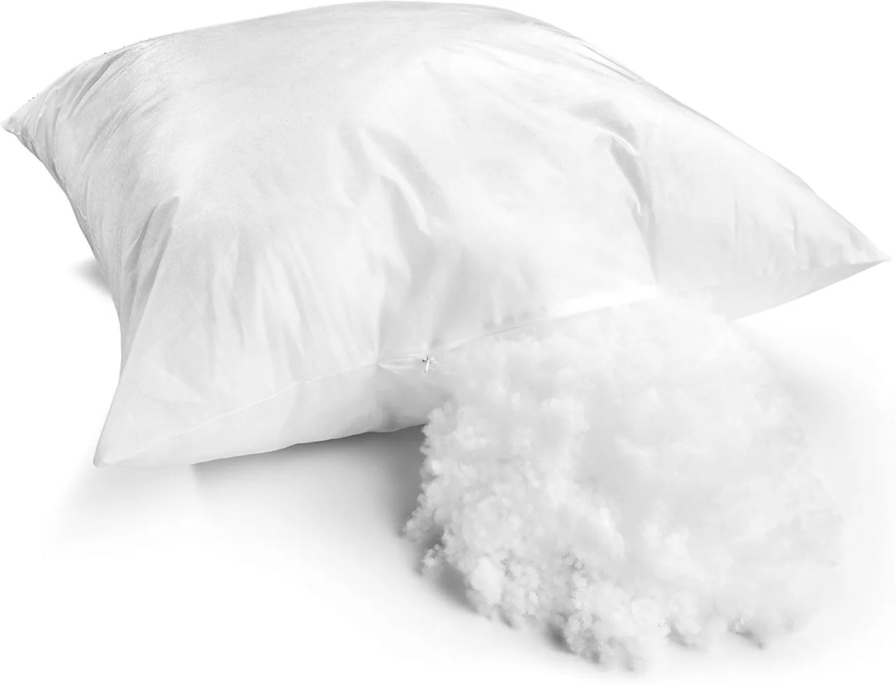 Biała poduszka z wysypującym się, puszystym wypełnieniem. Idealne, jakie wypełnienie do poduszek dekoracyjnych, by nadać im objętości.