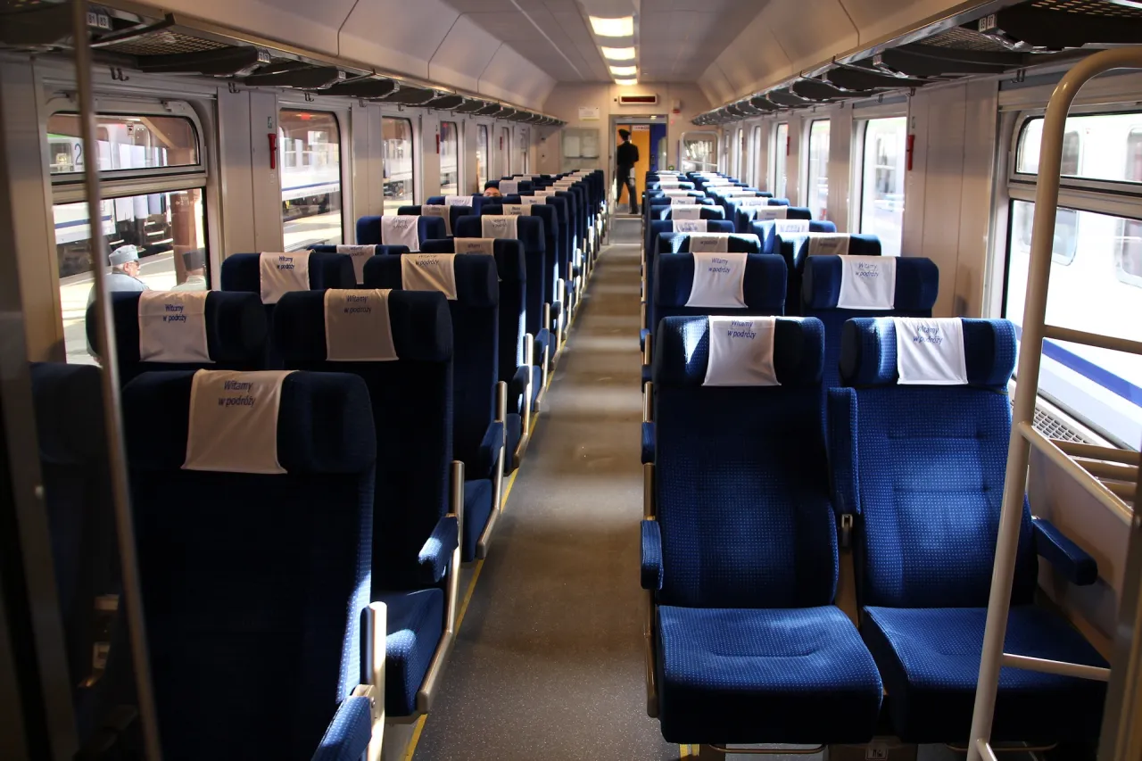 Wnętrze wagonu TLK przedział 2 klasa