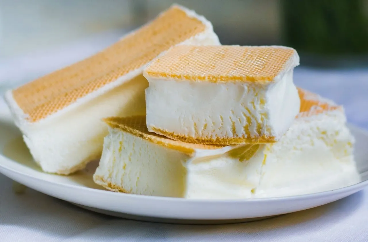 Lody śnieżka PRL na talerzu. Klasyczny deser z PRL-u, który przypomina smak dzieciństwa.