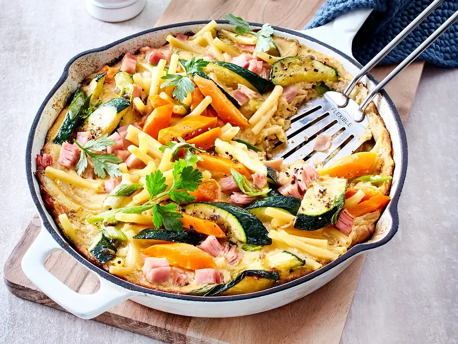 Nudeln Schinken K&auml;se Pfannengericht lecker angerichtet