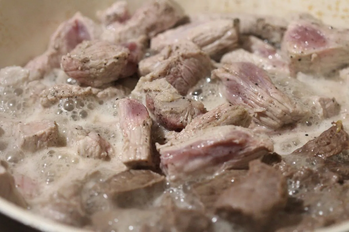 kurczące się mięso na patelni, wł&oacute;kna mięśniowe, utrata wody w mięsie