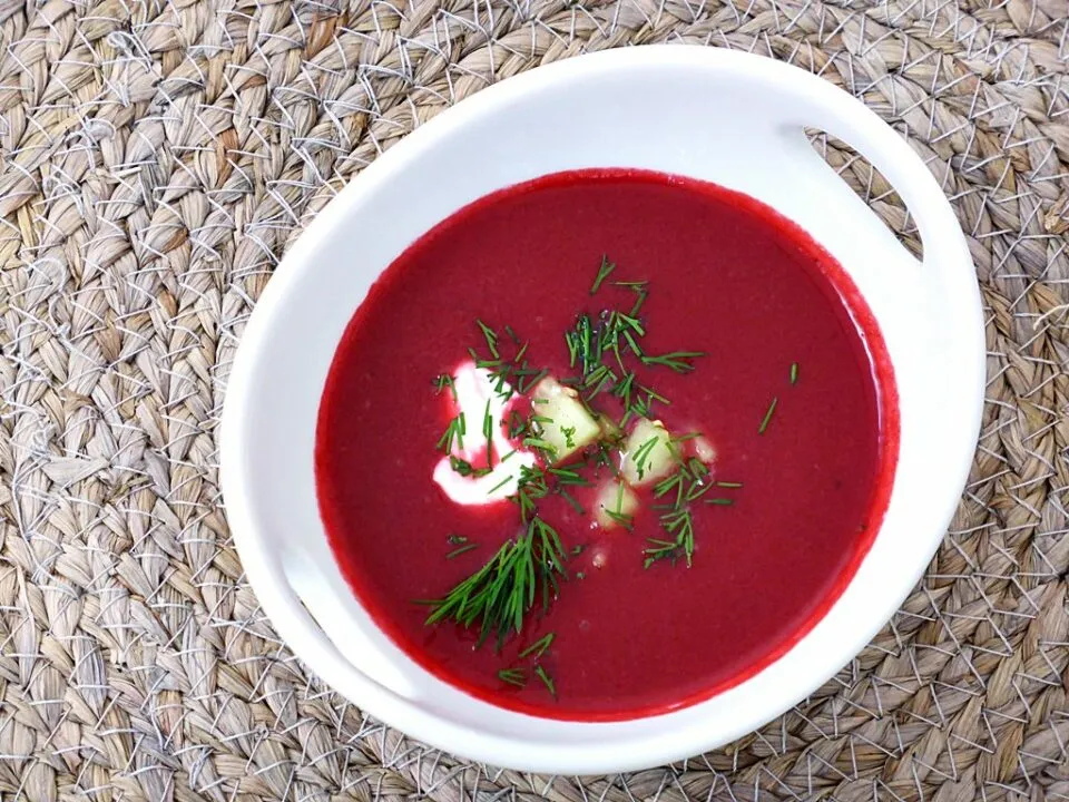 Rote Bete Suppe fertig angerichtet mit Topping
