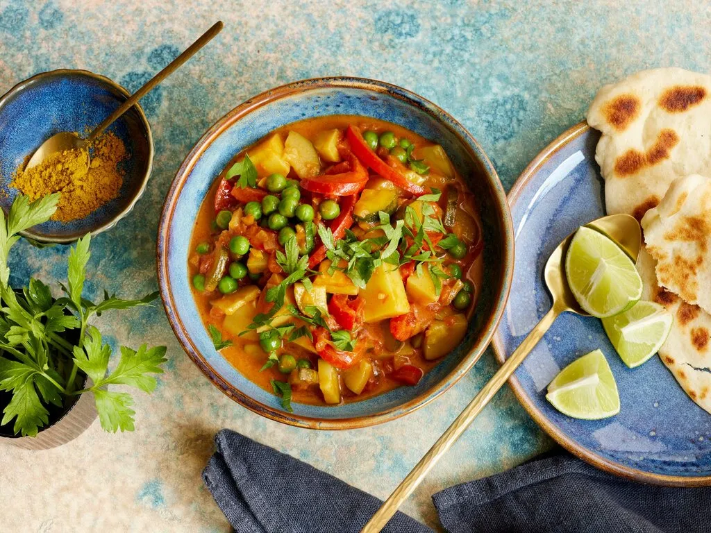 buntes indisches vegetarisches Curry in einer Schale