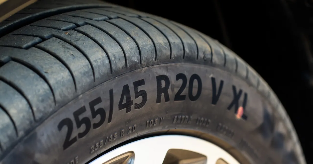 Ile kilometr&oacute;w wytrzymują opony letnie wykres