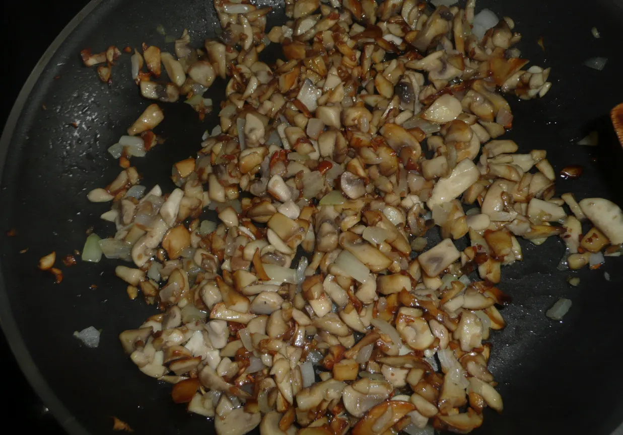 smażenie pieczarek i cebuli na zupę
