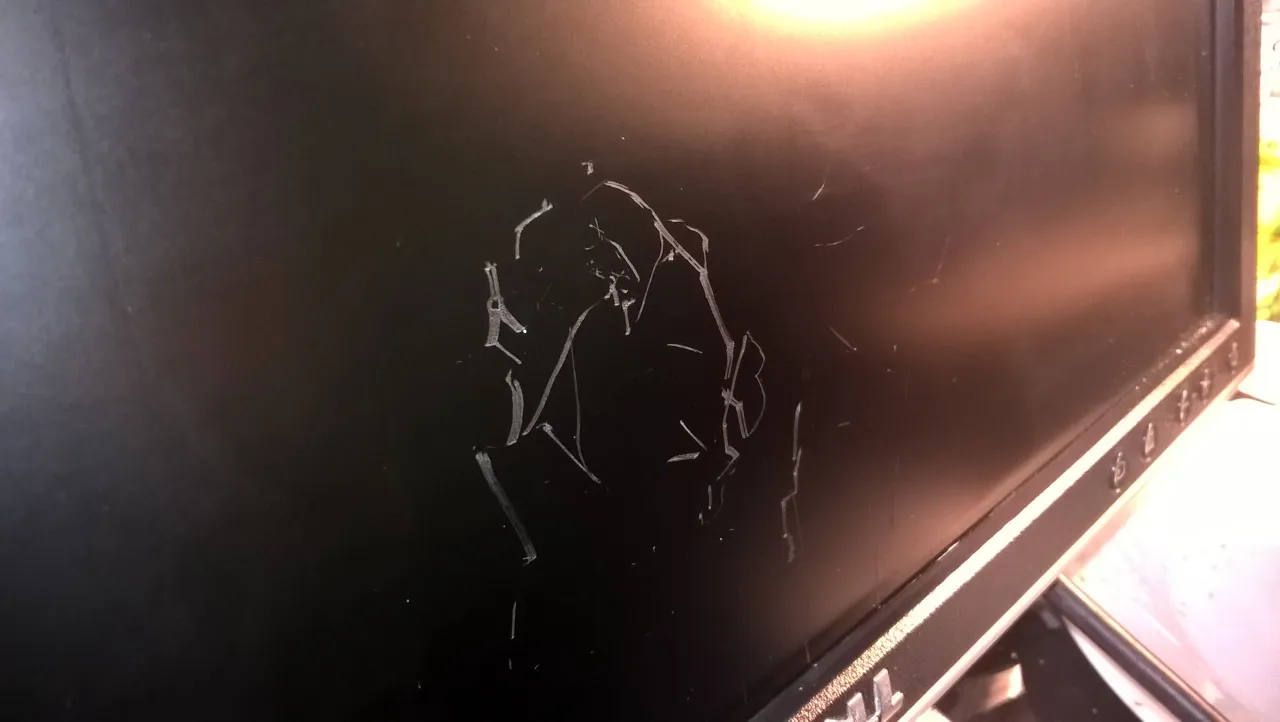 porysowany ekran monitora od złego czyszczenia