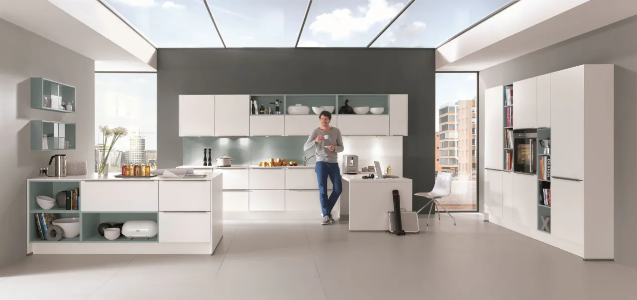 kuchnia z otwartymi p&oacute;łkami narożnymi lub ślepym narożnikiem