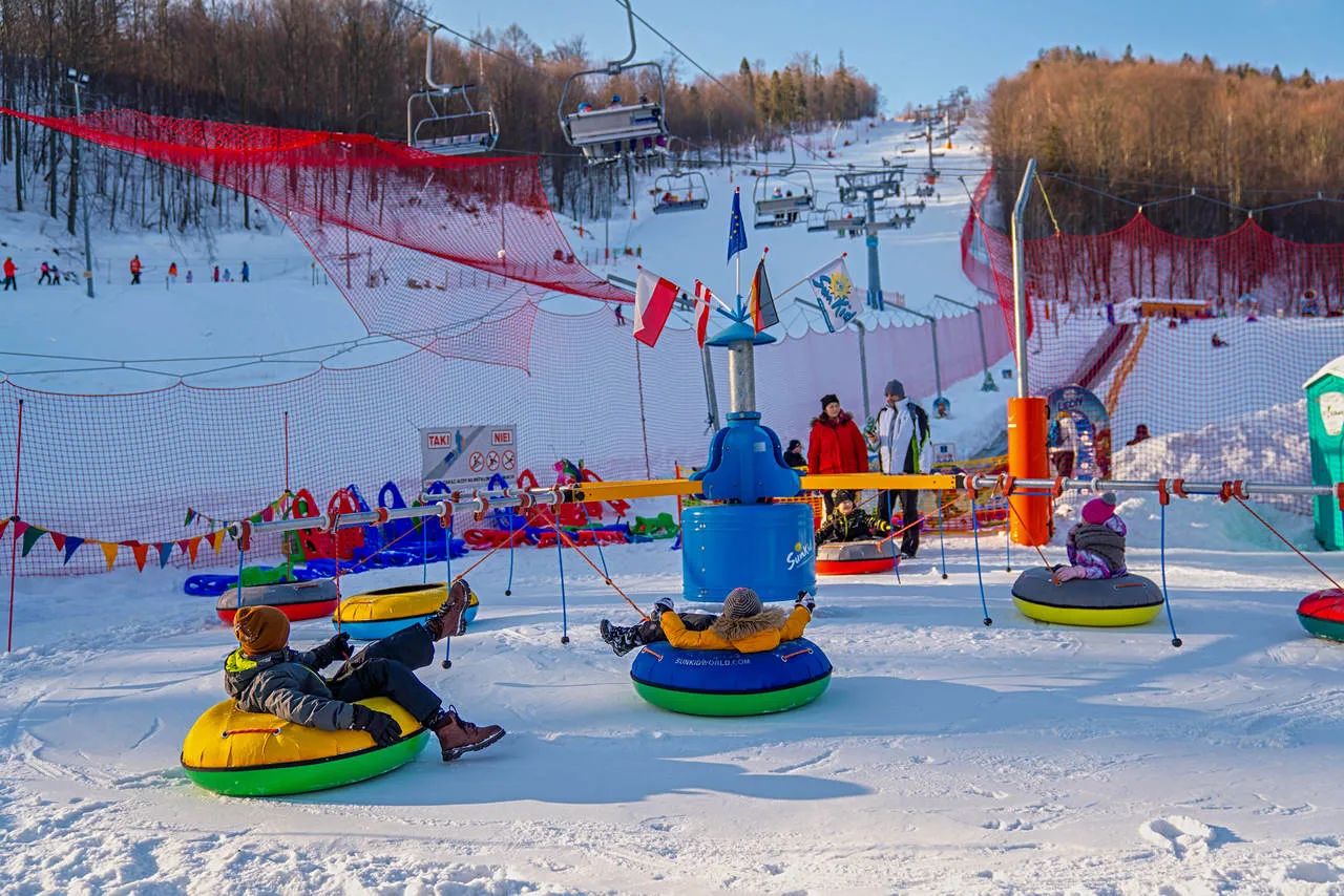 dzieci bawiące się na zimowym placu zabaw ostrożnie