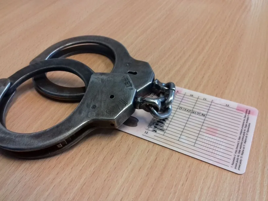 kajdanki i prawo jazdy na stole