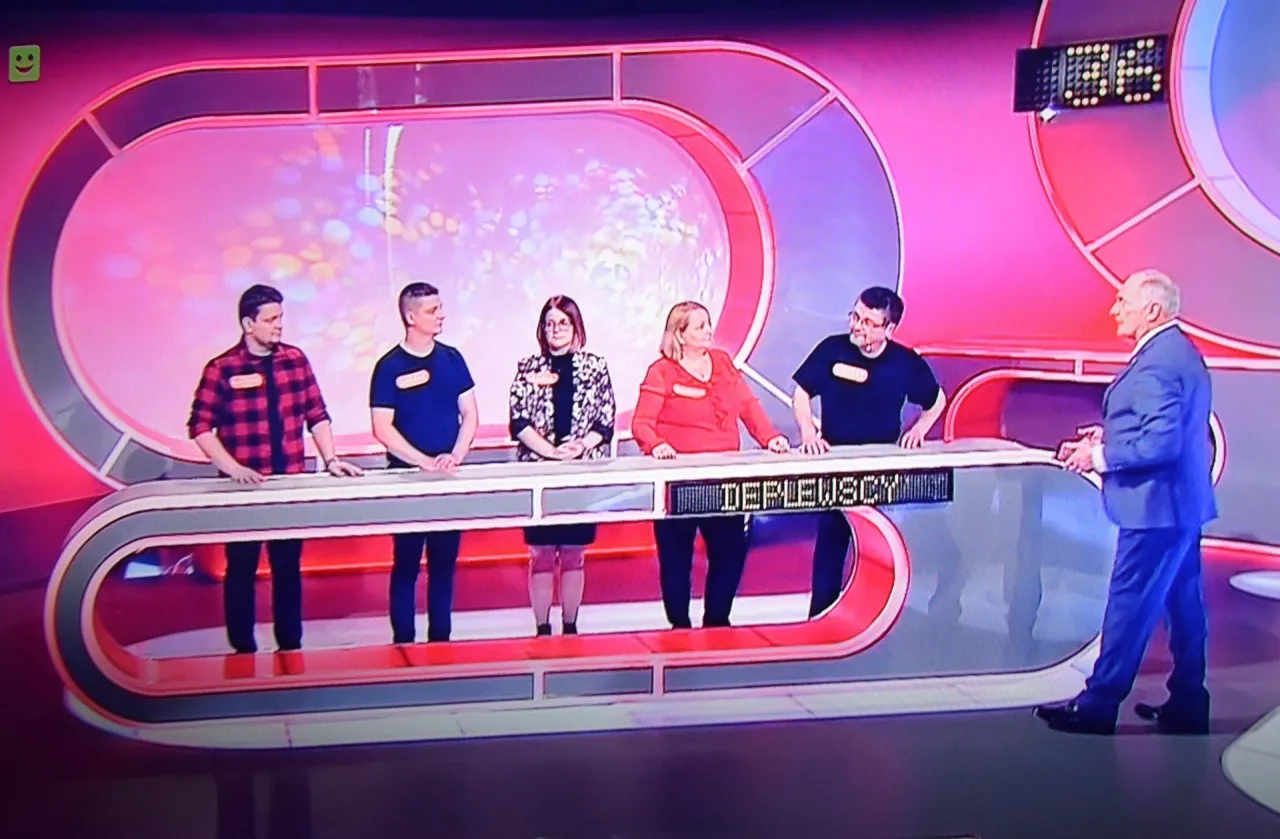 Uczestnicy Familiady od kiedy grają? Na scenie widać pięć os&oacute;b, dwie drużyny i prowadzącego.