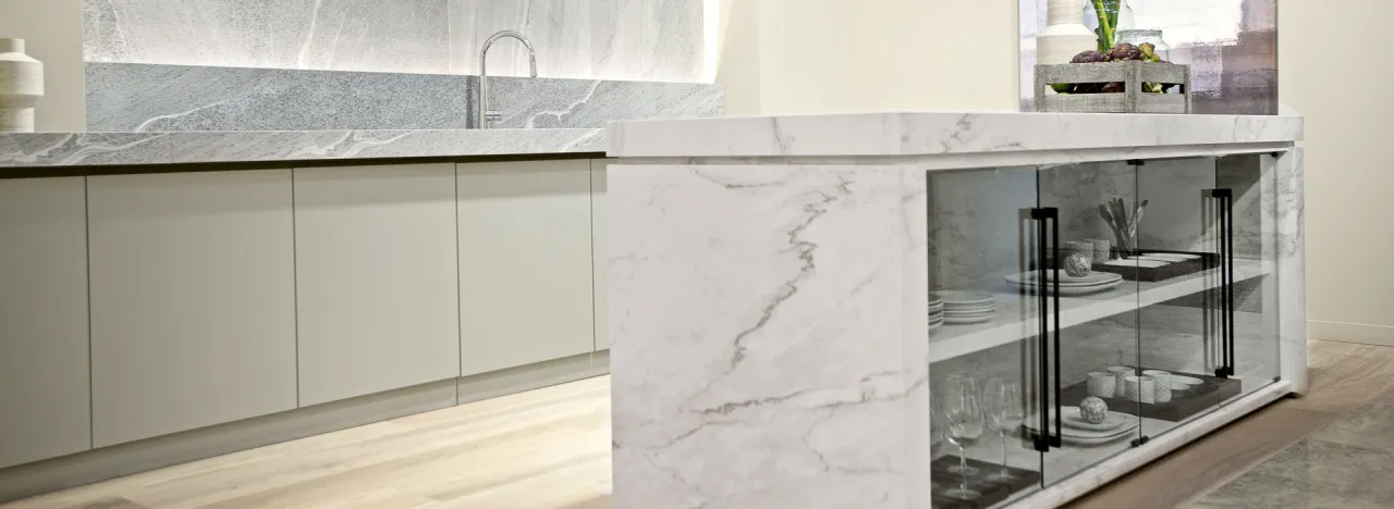Kuchnia ze spiekami kwarcowymi imitującymi marmur
