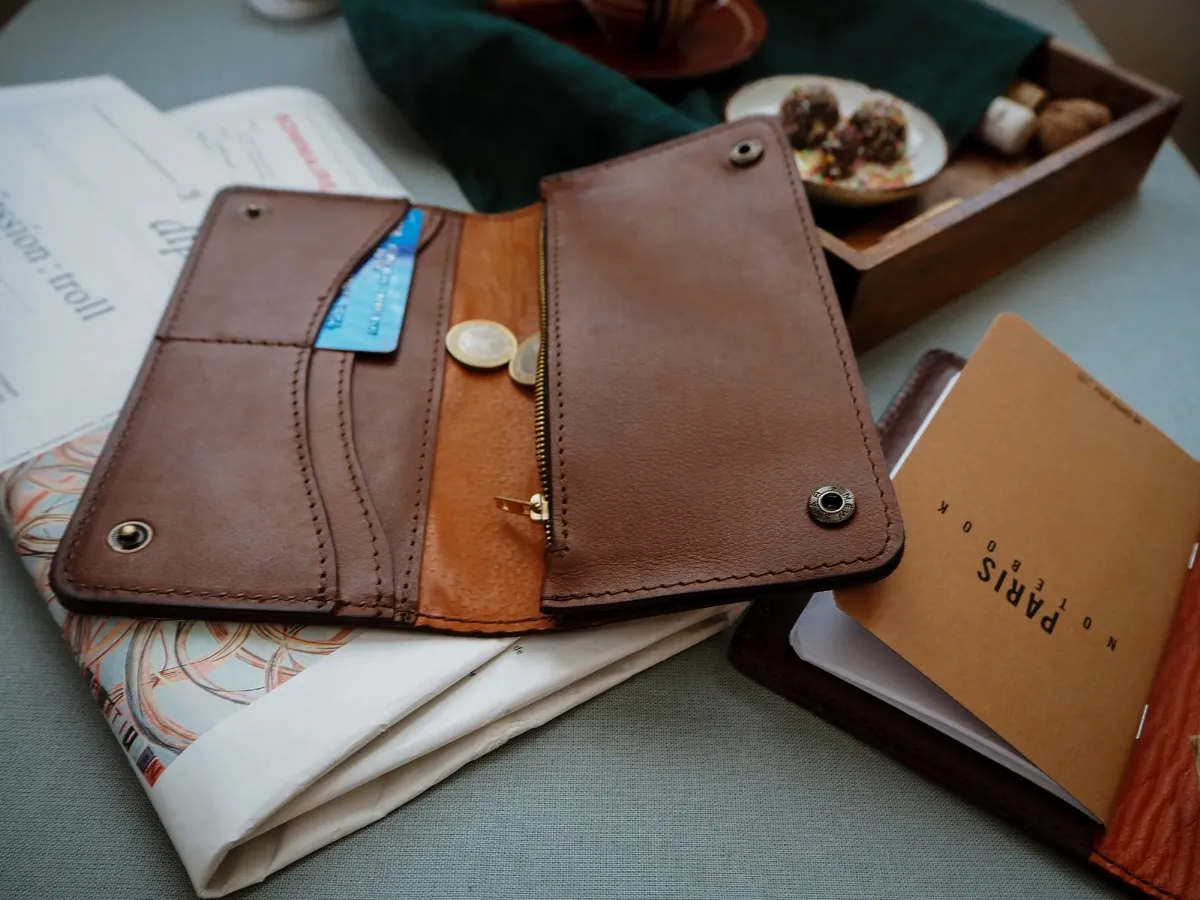 Brązowa skórzana galanteria: portfel z kartą i monetami, notes 