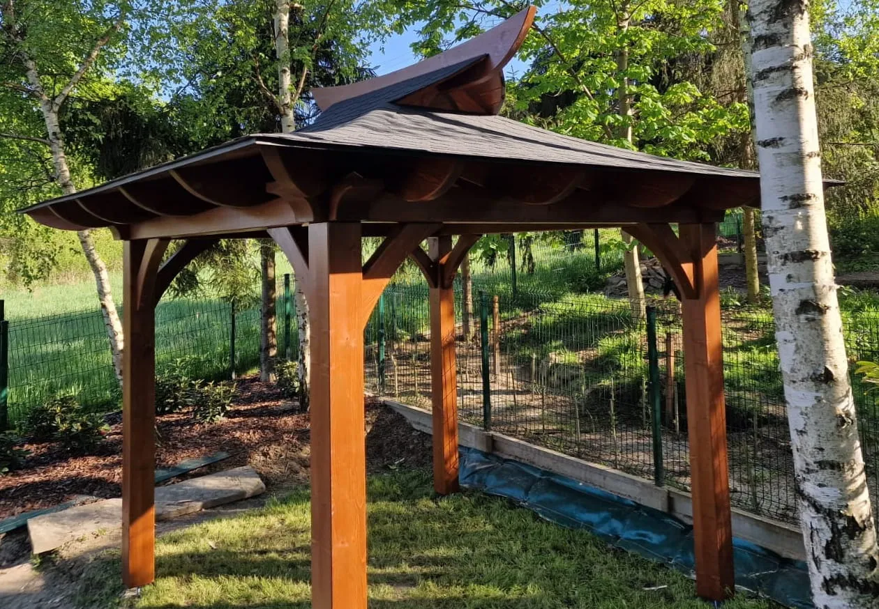 Drewniana altana 3x3 z ciemnym dachem. Zastanawiasz się, ile gontu na altanę 3x3 potrzebujesz?