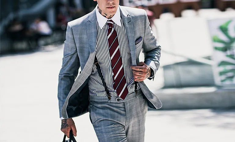 Spodnie w kratę i koszula w paski stylizacje