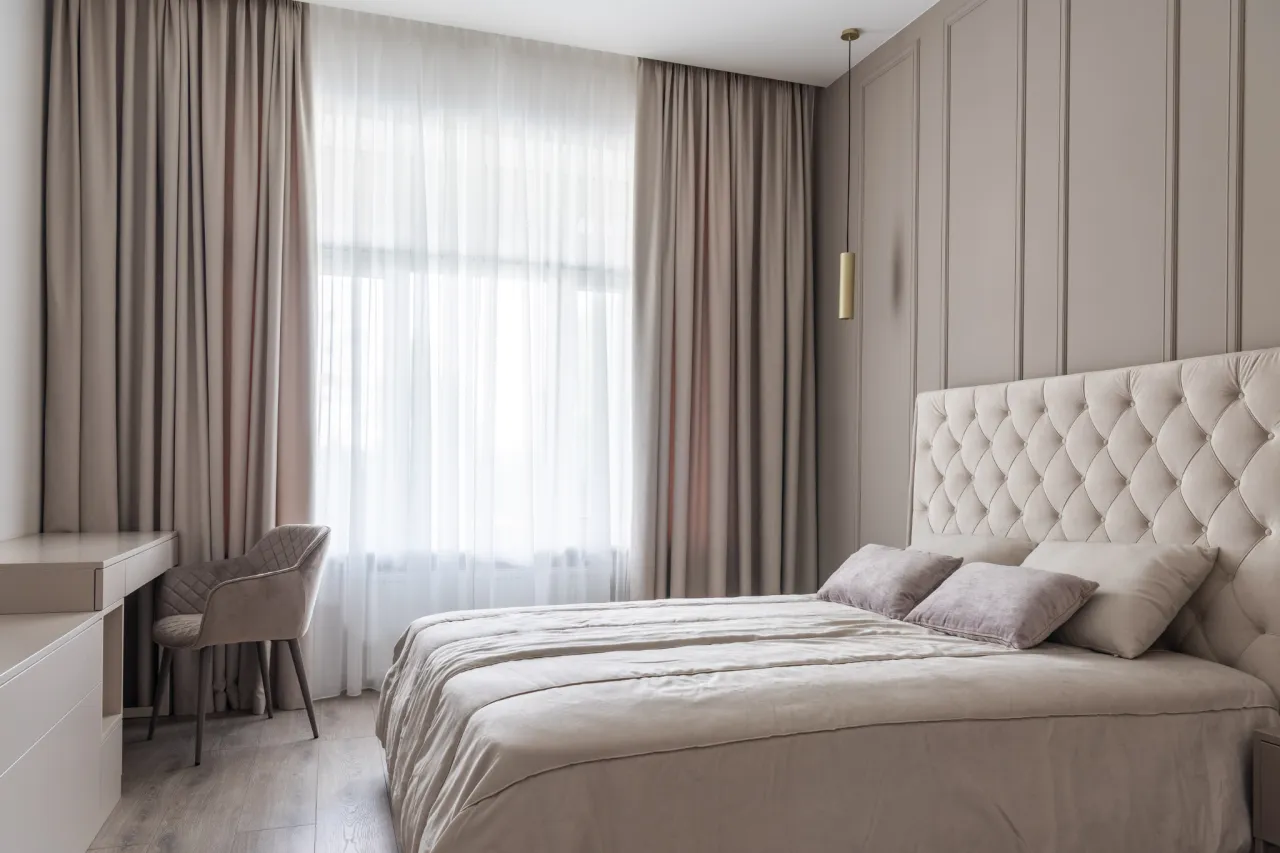 Elegancki karnisz w sypialni z zasłonami blackout