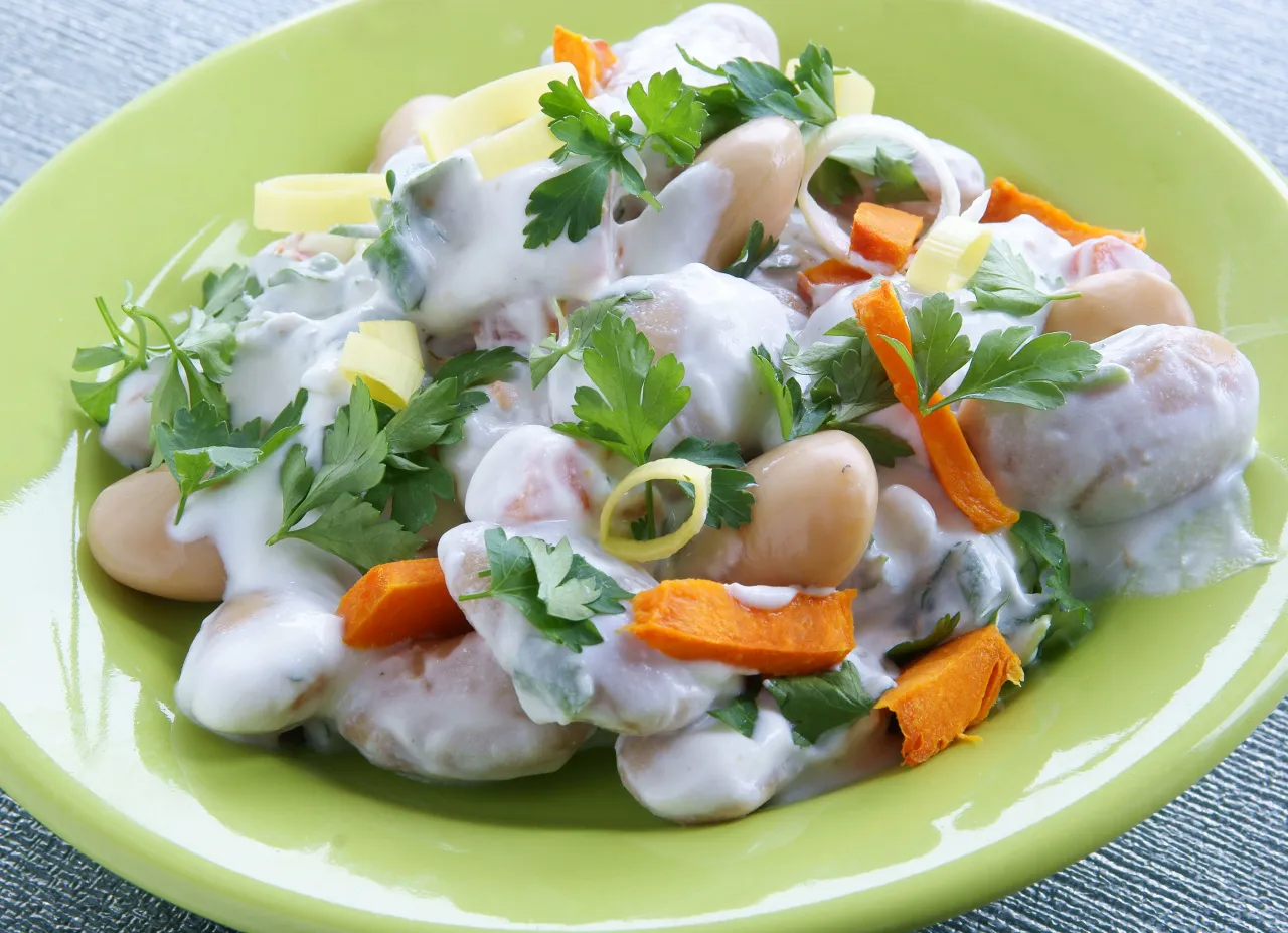 Sałatka z ugotowanej fasoli jaś z marchewką, serem i natką pietruszki w kremowym sosie. Pyszny pomysł na to, co zrobić z ugotowanej fasoli jaś.