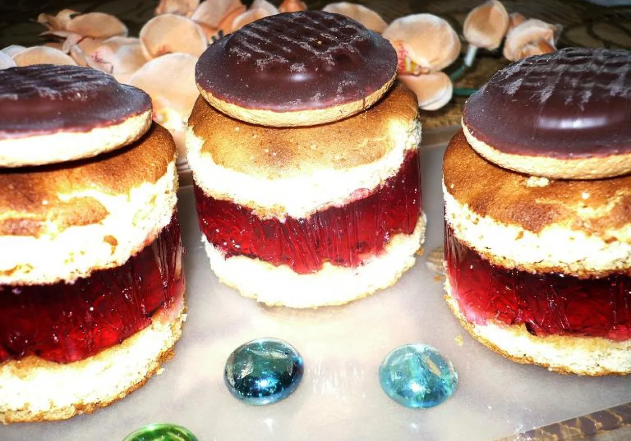 Składniki na ciastka biszkoptowe z galaretką