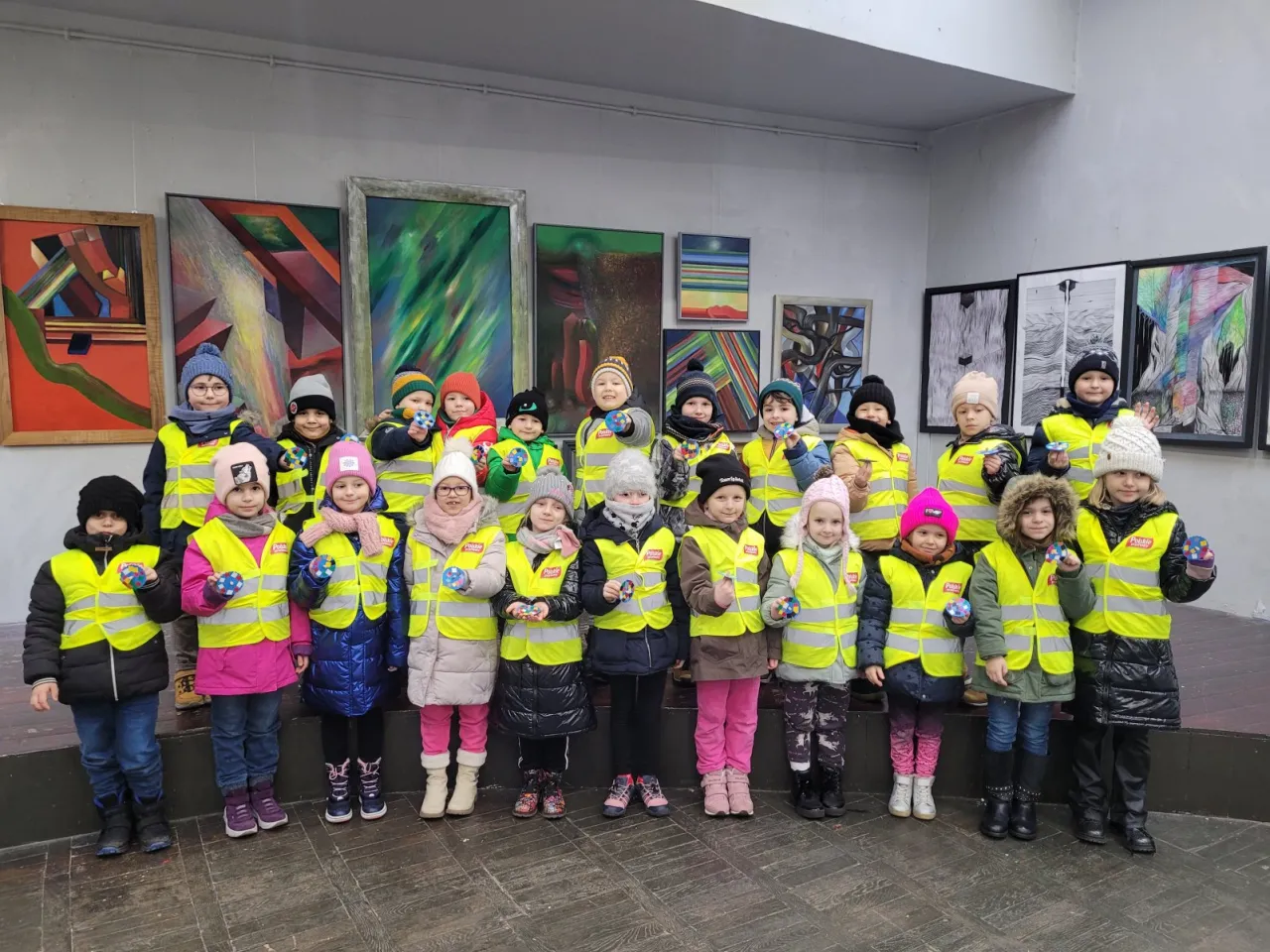 dzieci na wycieczce przedszkolnej z opiekunami