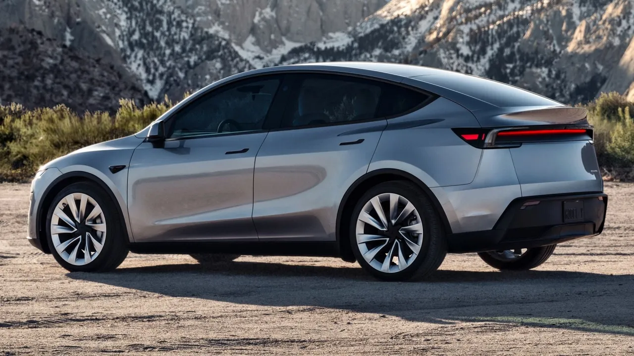 Srebrna Tesla Model Y na tle gór. Zastanawiasz się, ile kosztuje Tesla Model Y?