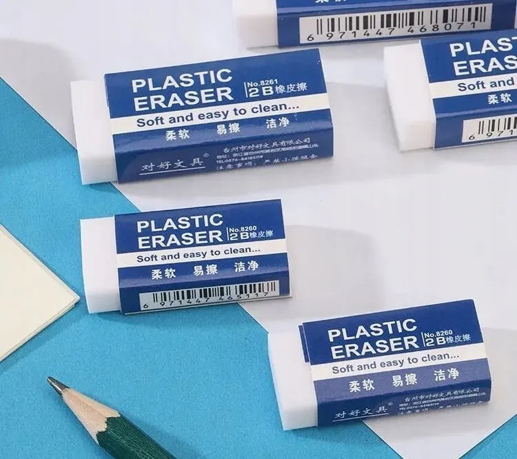 biała gumka do ścierania i ślady ołówka na meblach