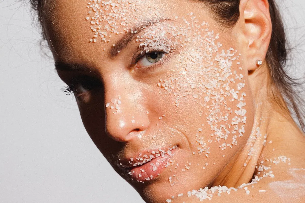 skóra trądzikowa podrażniona peelingiem mechanicznym