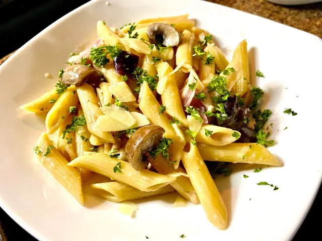 pasta penne al ajillo con champi&ntilde;ones portobello y guindilla