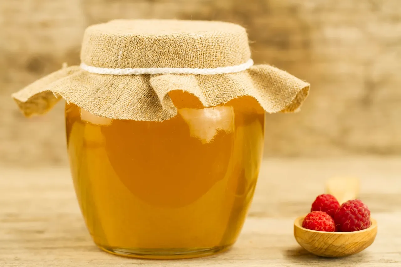 domowy mi&oacute;d malinowy słoik
