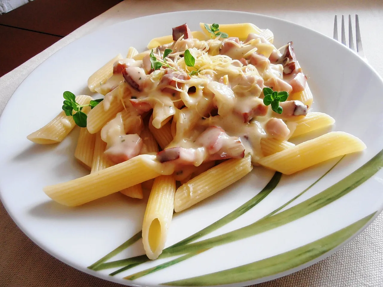 apetyczne danie penne carbonara na talerzu