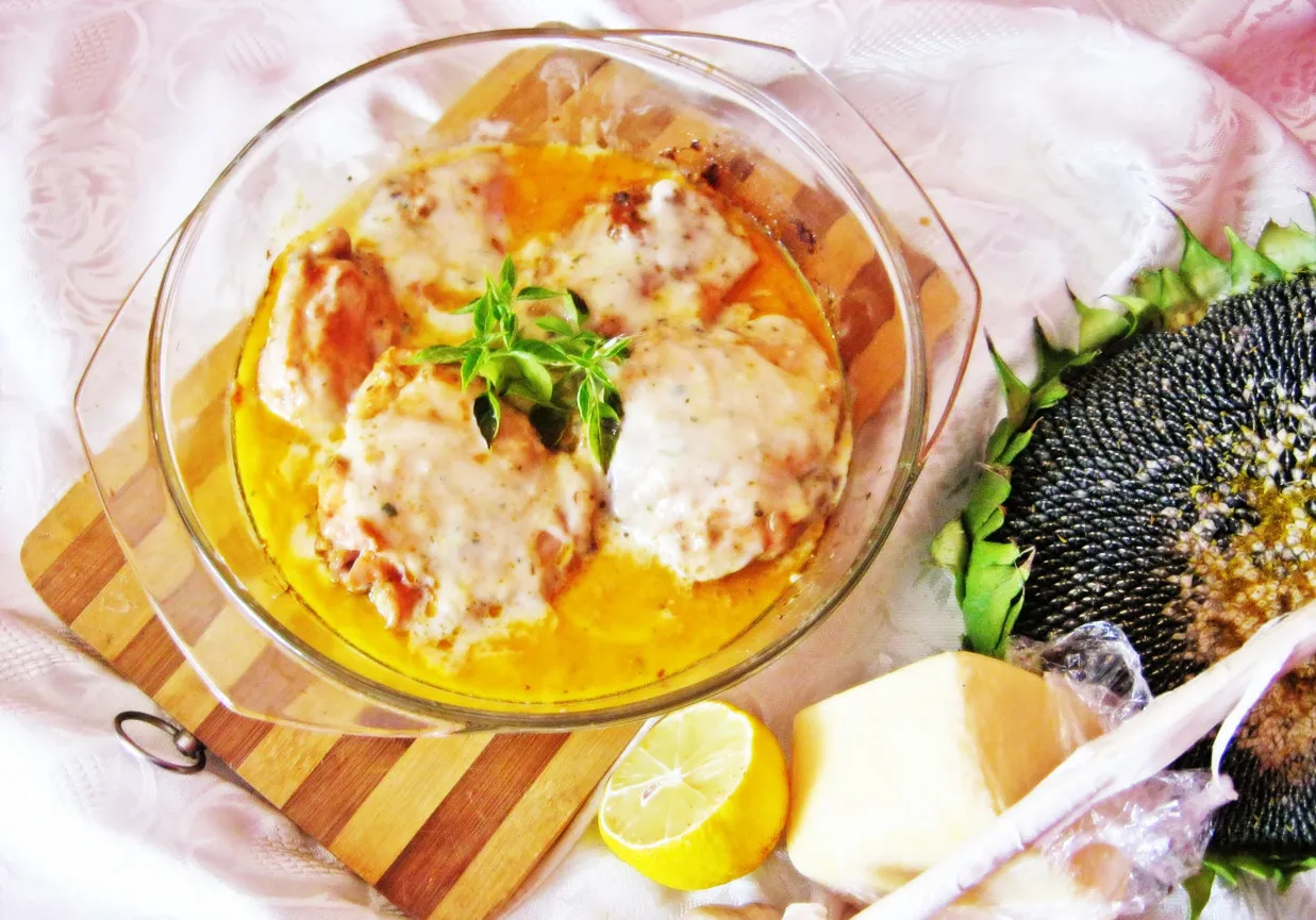 Pyszne danie z kurczaka w sosie, ozdobione bazylią. Ta aromatyczna przyprawa do czego? Do podkreślenia smaku!