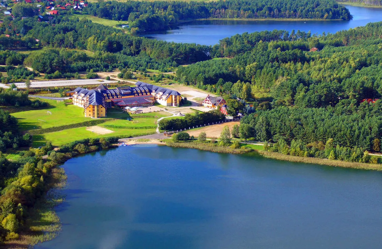 Zdjęcie Hotel koło Olsztyna: Gdzie się zatrzymać w pobliżu pięknych jezior?