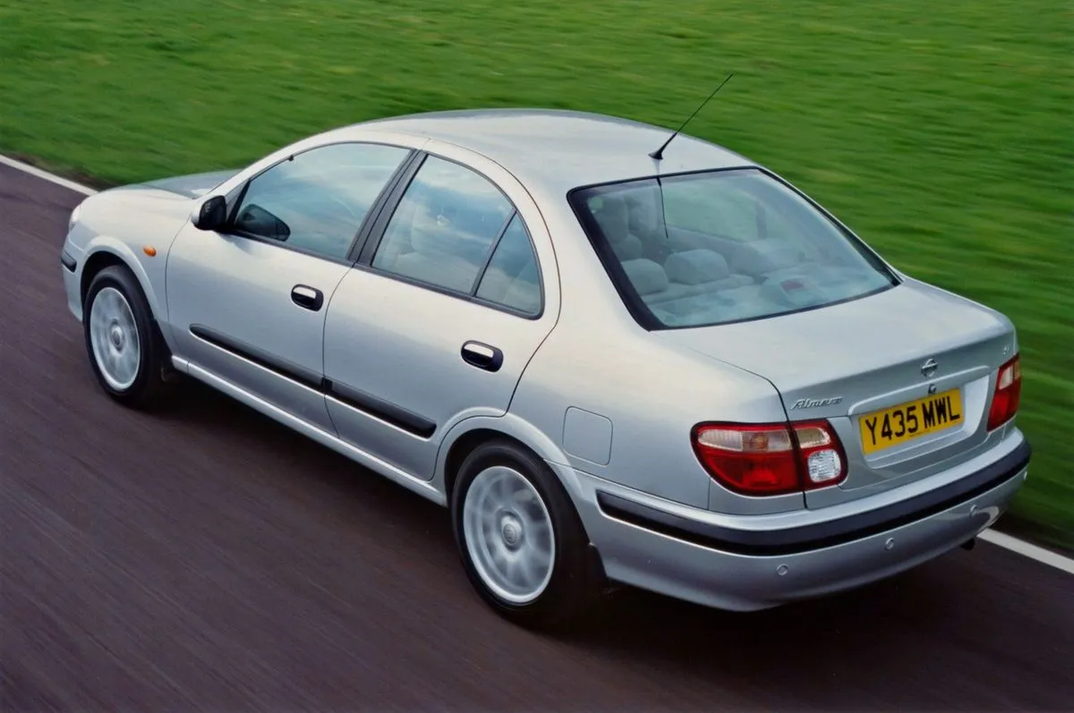 Nissan Almera N16 hatchback i sedan