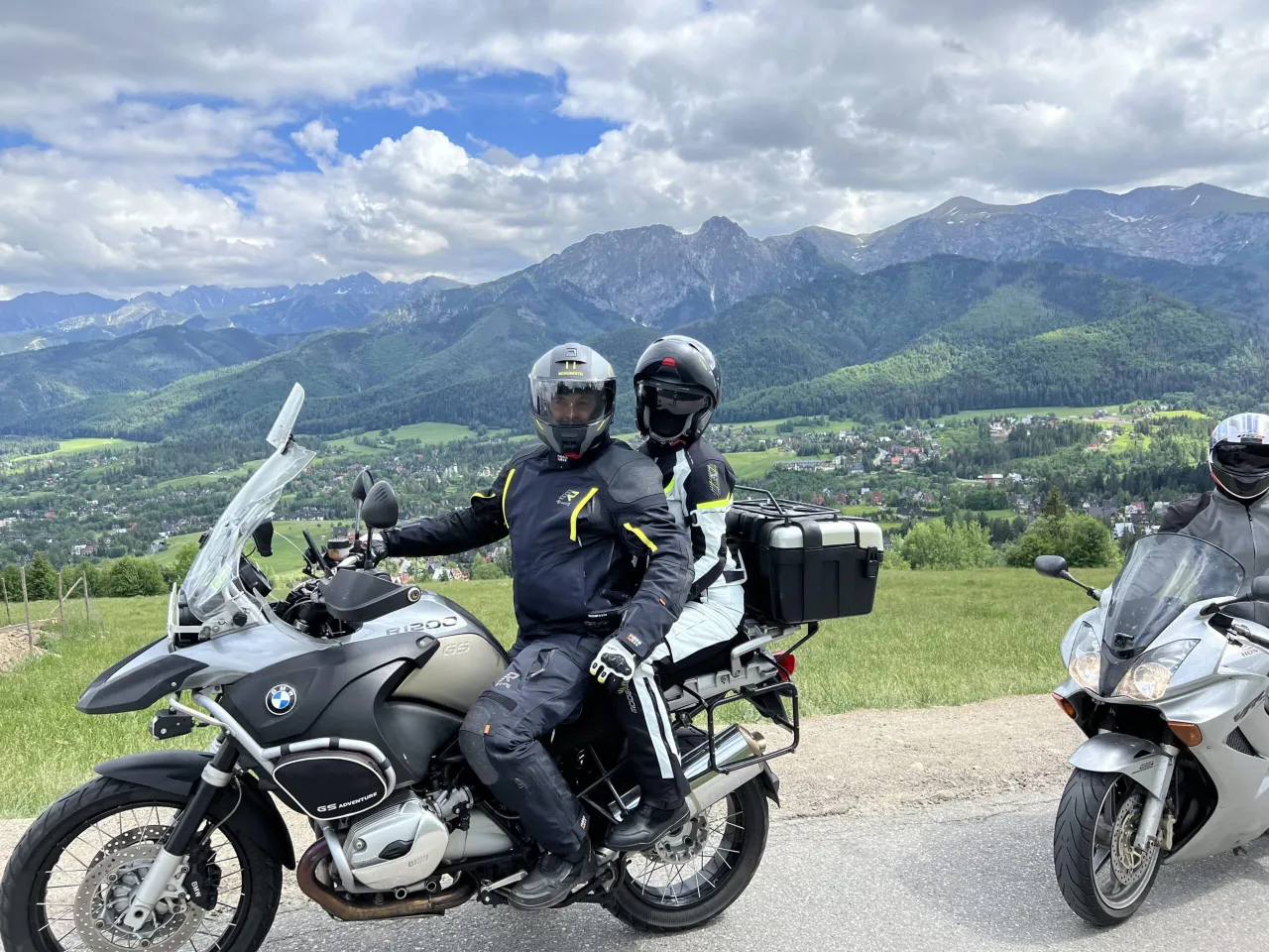 motocyklista mierzy deflektor