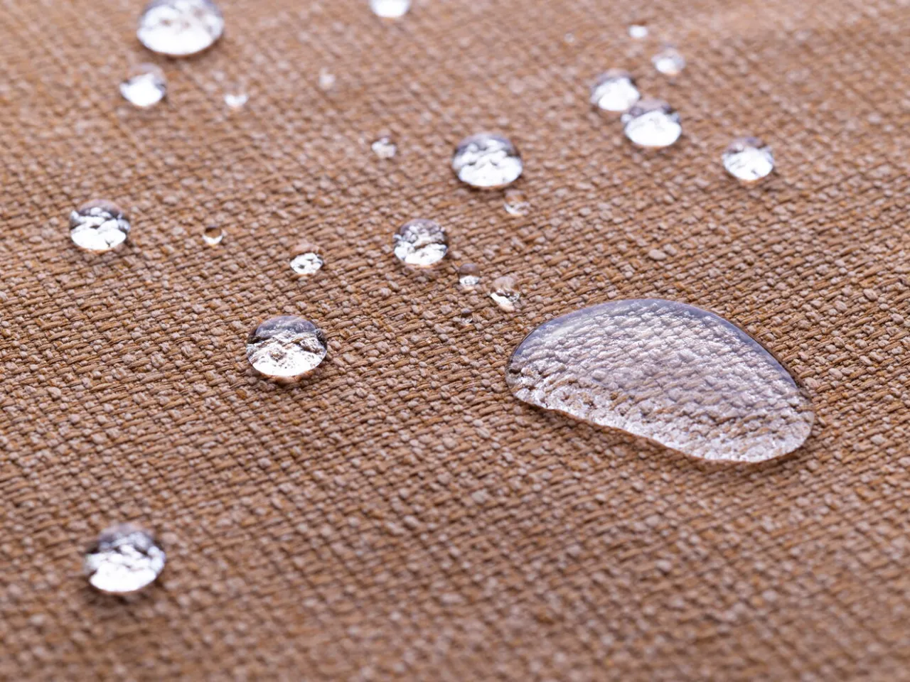 Efekt DWR na tkaninie wodoodpornej