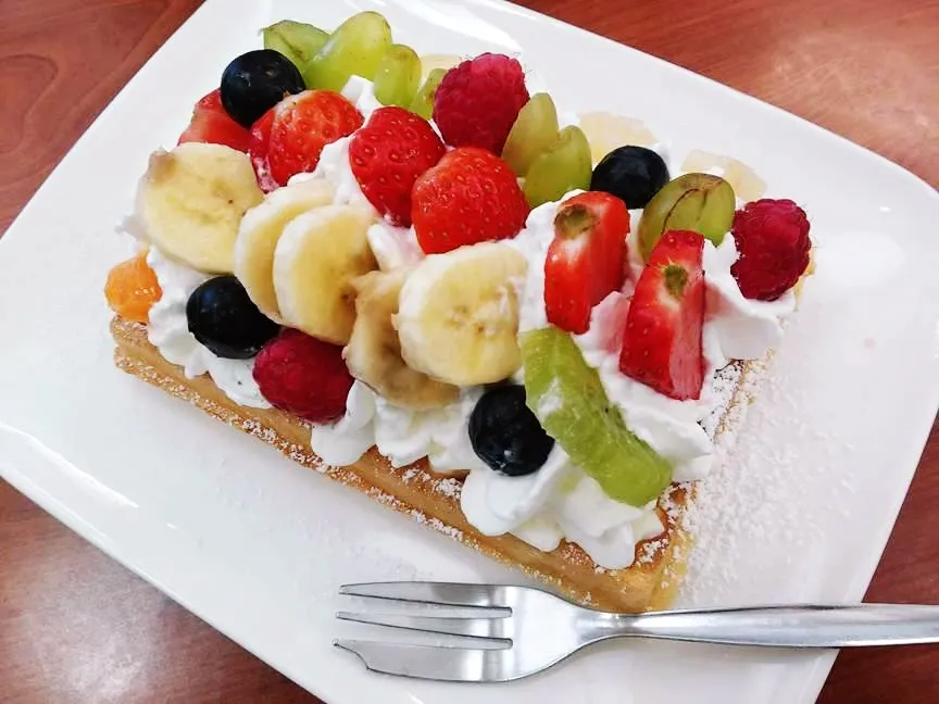 gofry z bitą śmietaną i owocami Grzybowo