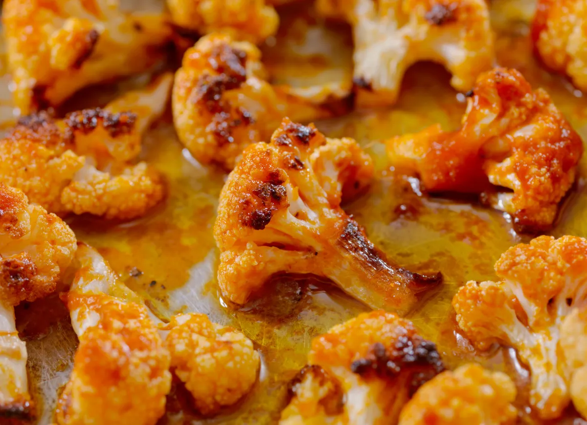 Pieczony kalafior w przyprawach, idealny pomysł na to, co zrobić z kalafiora na obiad. Chrupiące różyczki w złocistym sosie.