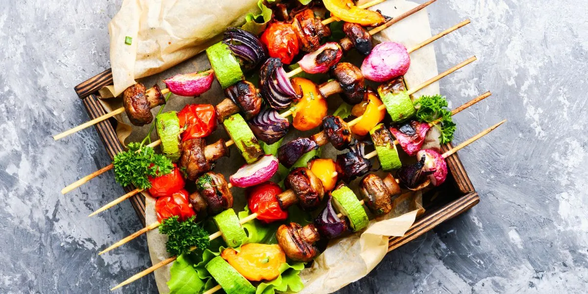 różnorodne szaszłyki warzywne na grillu