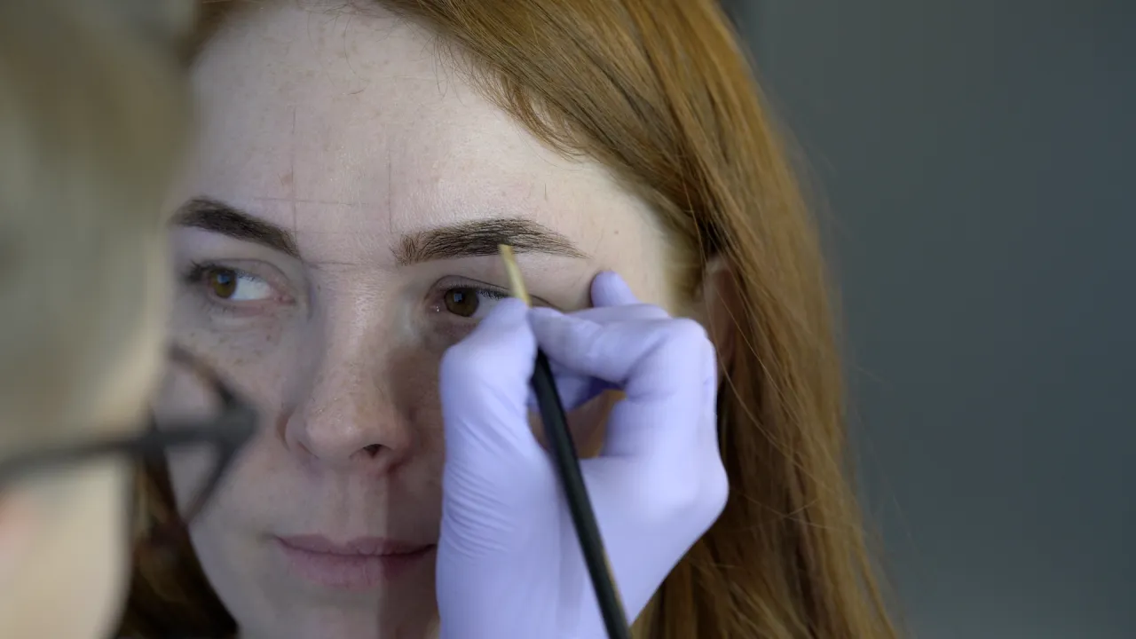 Najczęstsze błędy w koloryzacji brwi henną