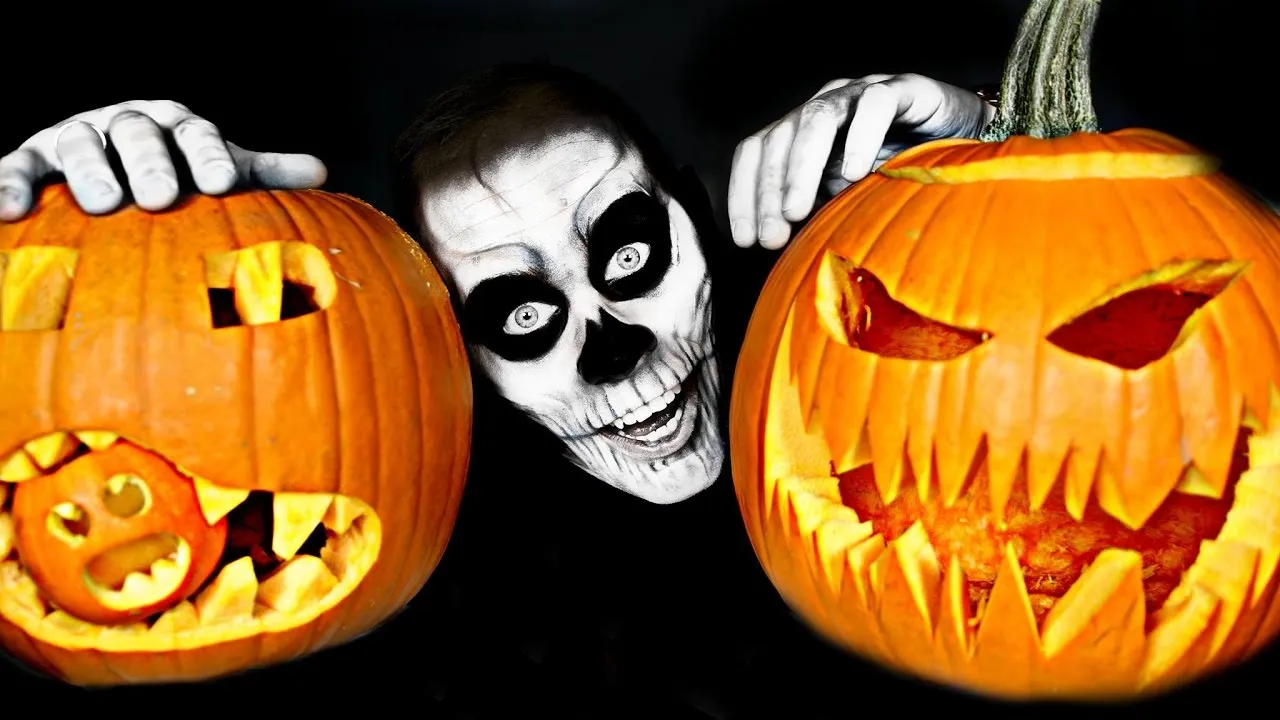 dynia na Halloween z wyciętą twarzą