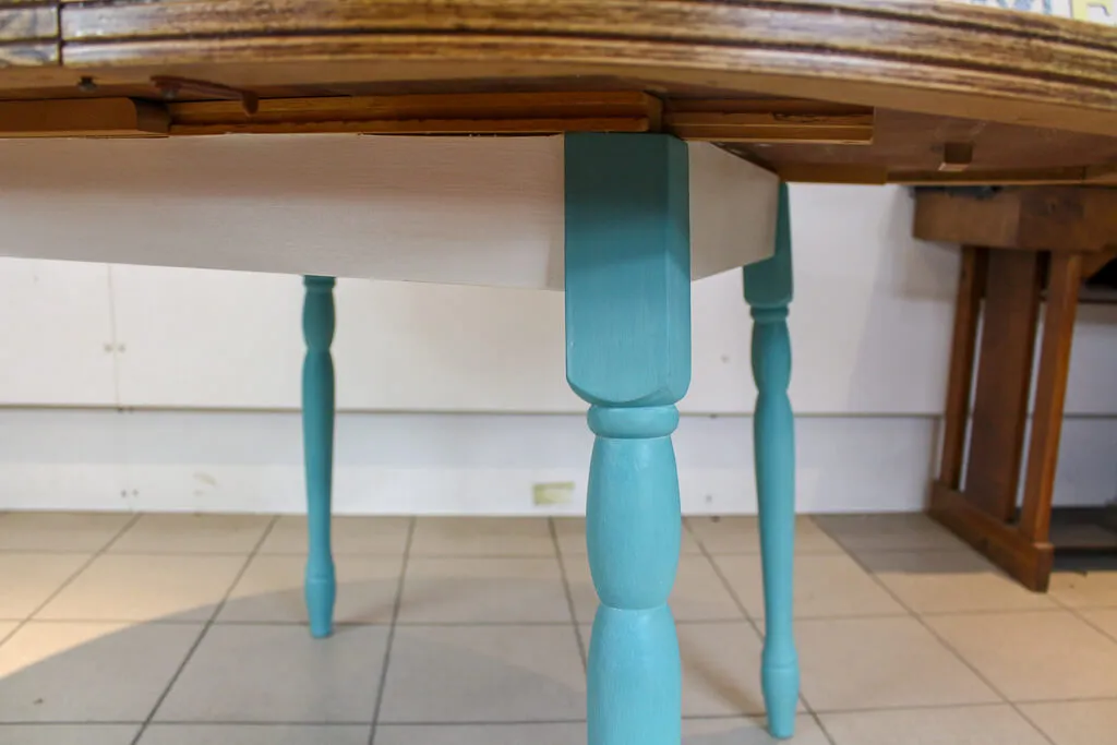 przykłady wykończenia stołu drewnianego farbą akrylową, kredową i olejem