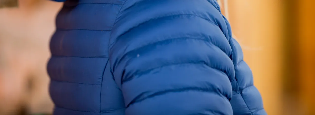 zbity puch syntetyczny w kurtce po praniu