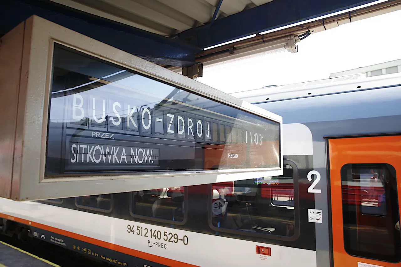 Tablica informacyjna na dworcu kolejowym: 