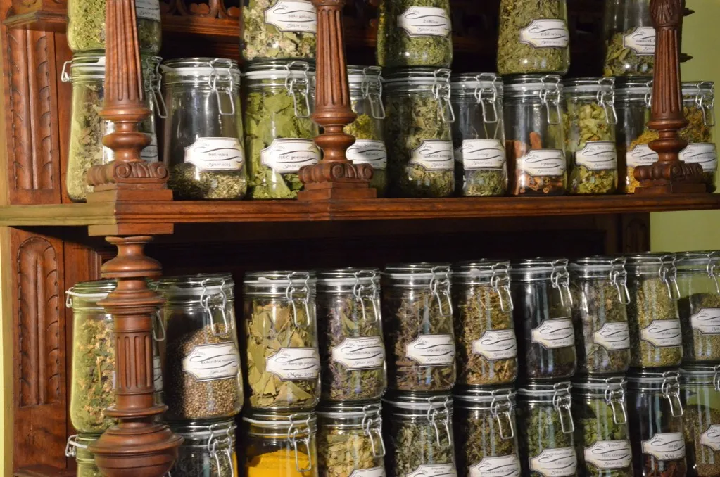 różne zioła na cerę w szklanych słoikach