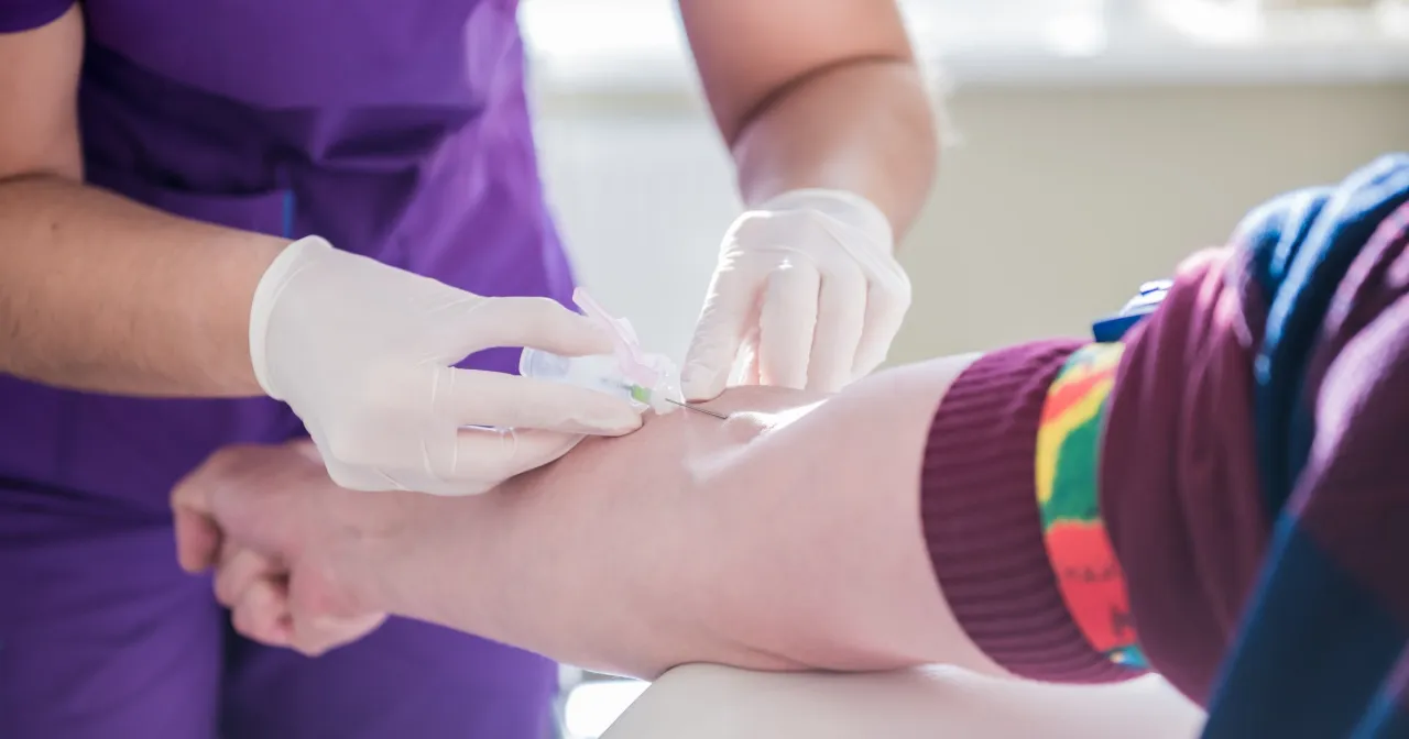 osoba jedząca śniadanie przed badaniem krwi