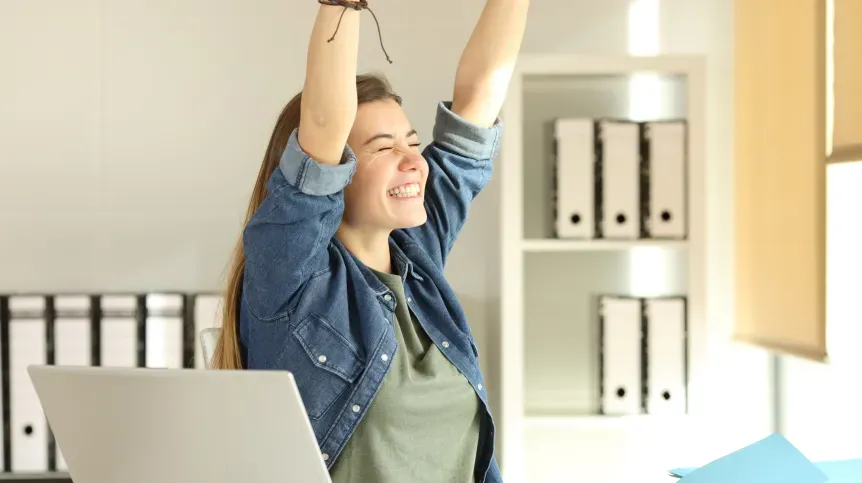 Młodzi absolwenci w pracy staż kariera