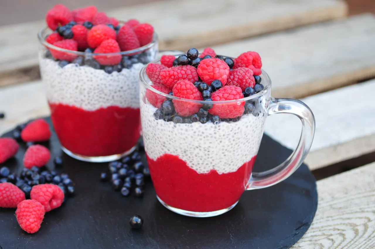 Pyszny deser chia z malinami i borówkami. Idealny przepis na zdrowe śniadanie lub przekąskę.