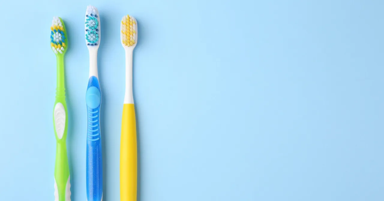 zużyta szczoteczka do zęb&oacute;w vs nowa