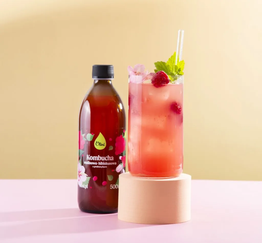 Kombucha w szklance z owocami