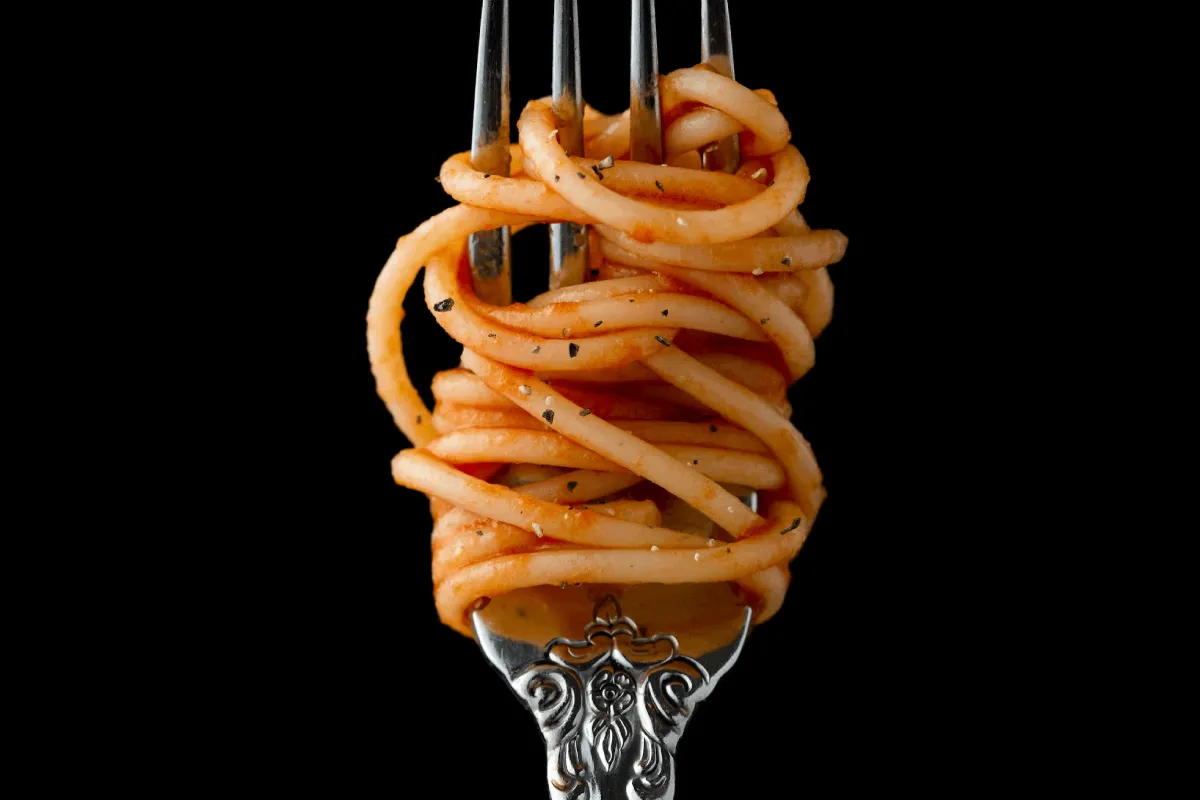 makaron spaghetti suchy i ugotowany por&oacute;wnanie